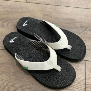 Worn once, Womens white sanuk flip flops